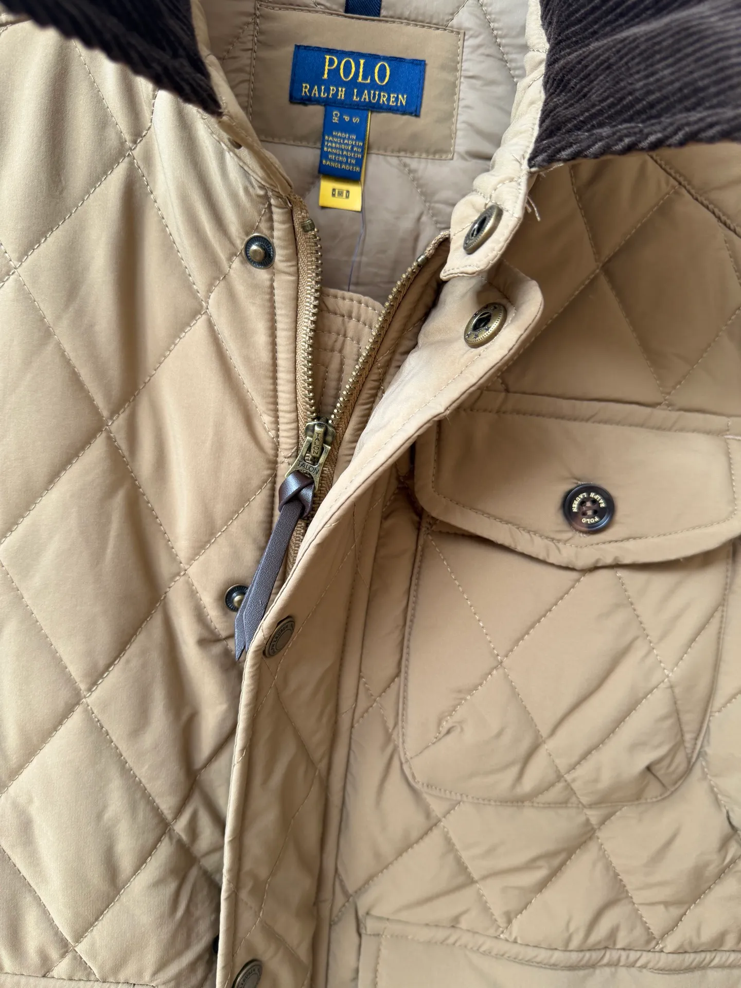 P430 Raff's new rhombus plaid workwear cotton jacket, customized hardware accessories, fine workmanship inside and outside to maintain the original details, simple version, old money style, casual matching, workmanship details restored, diamond grid stitching inside and outside fixed, collar and cuffs with corduroy to add matching attributes, shoulder chapters highlight the brand tonality, hem slit snap design is more matching attributes, full of details
